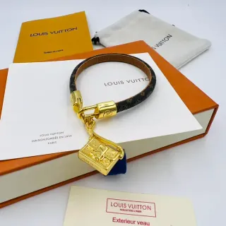 سوار Louis Vuitton Petite Malle Monogram Canvas مع تعويذة القفل باللون الذهبي