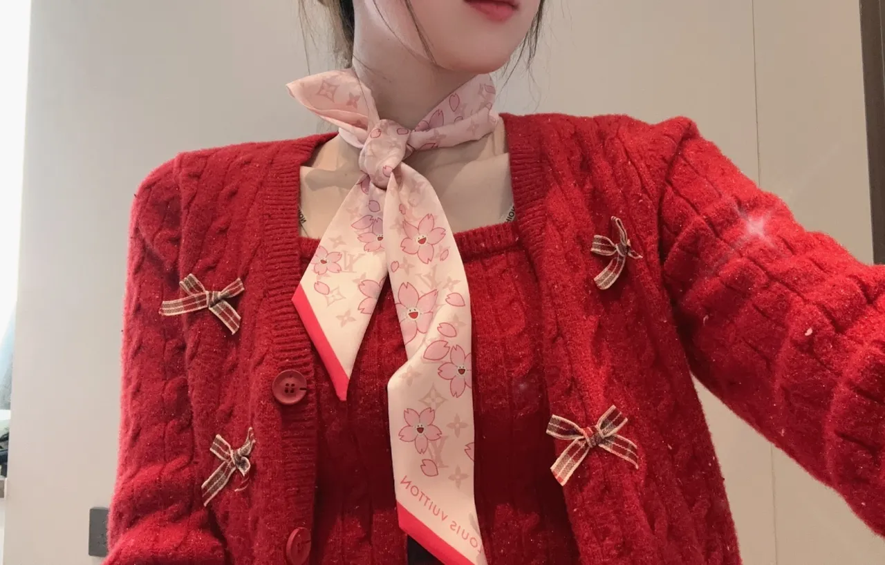 Louis Vuitton Écharpe de soie rose beige motif cerisier imprimé 9