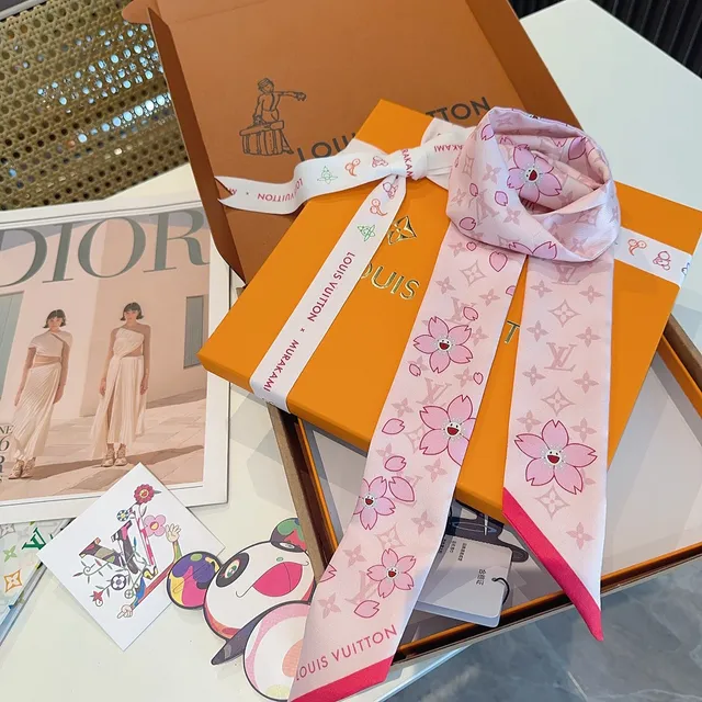 Louis Vuitton Écharpe de soie rose beige motif cerisier imprimé 2