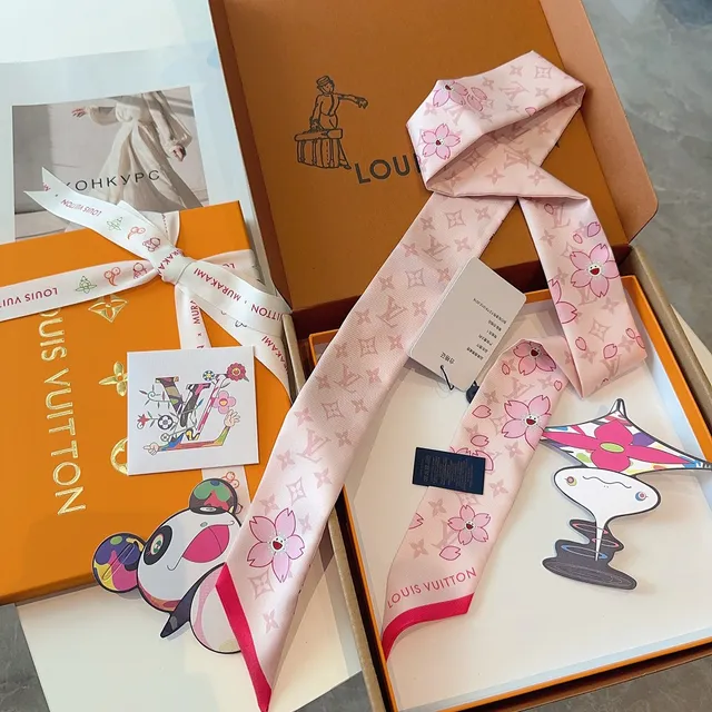 Louis Vuitton Écharpe de soie rose beige motif cerisier imprimé 4
