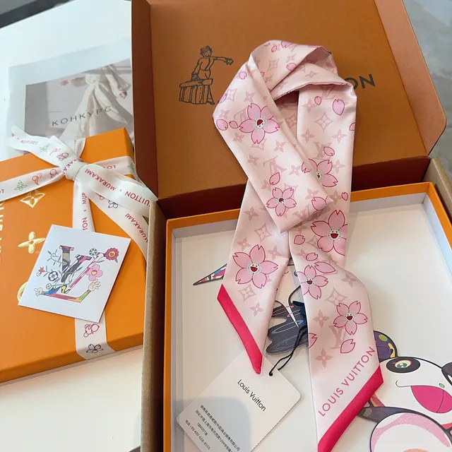 Louis Vuitton Écharpe de soie rose beige motif cerisier imprimé 5