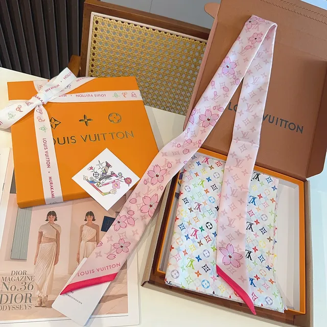 Louis Vuitton Écharpe de soie rose beige motif cerisier imprimé 6