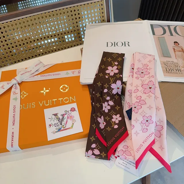 Louis Vuitton Écharpe de soie rose beige motif cerisier imprimé 7