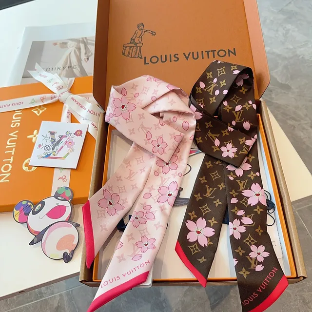 Louis Vuitton Écharpe de soie rose beige motif cerisier imprimé 8