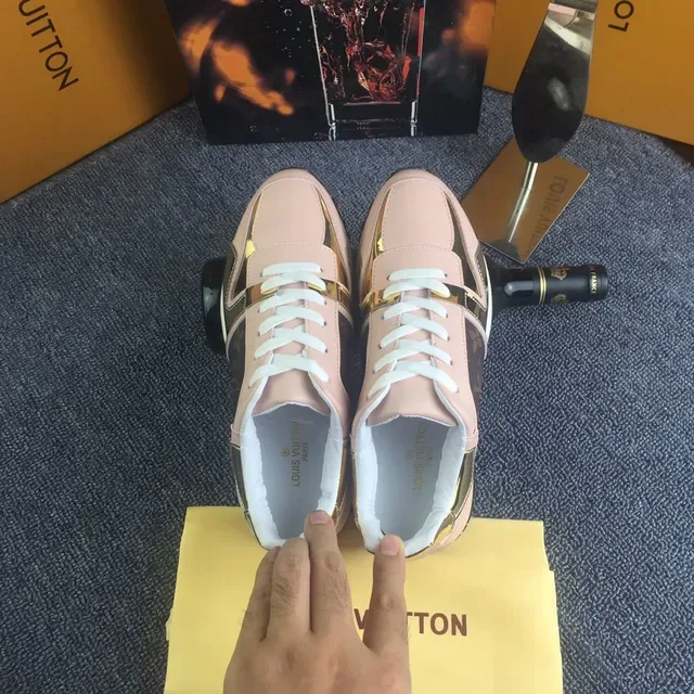 Louis Vuitton Monograma Rosa y Zapatillas Lifestyle de Oro 3