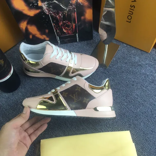 Louis Vuitton Monograma Rosa y Zapatillas Lifestyle de Oro 4