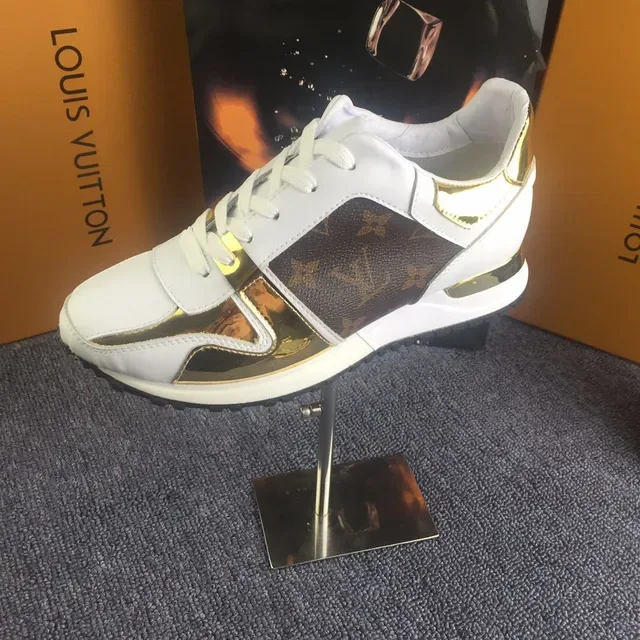 Louis Vuitton Monograma Rosa y Zapatillas Lifestyle de Oro 5
