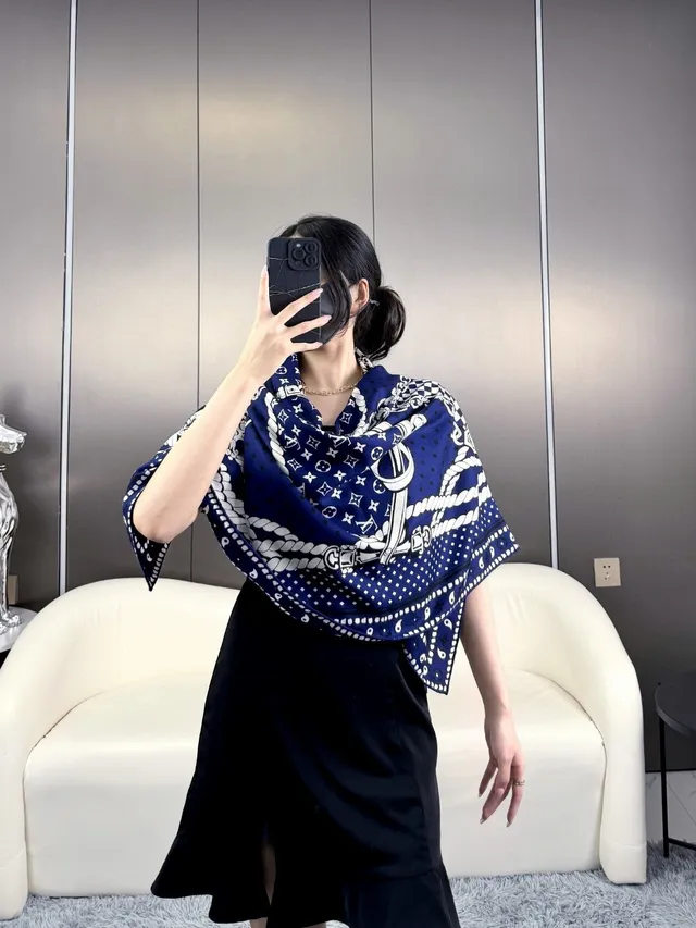 Louis Vuitton প্রিন्टেড নেভি এবং সাদা সিল্ক স্কার্ফ 2