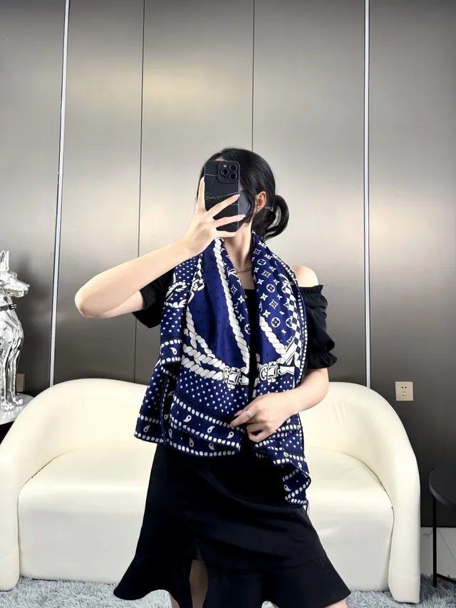 Louis Vuitton প্রিন्टেড নেভি এবং সাদা সিল্ক স্কার্ফ 3
