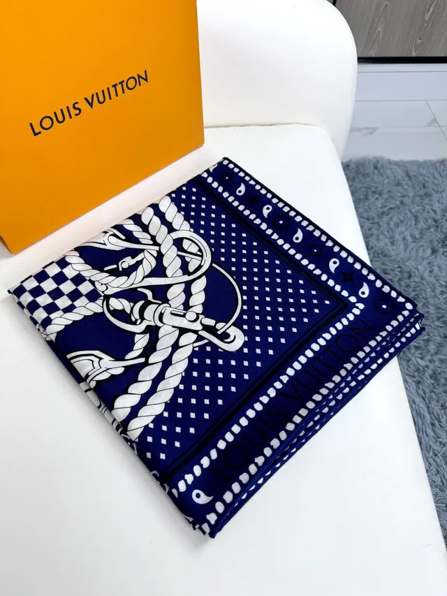 Louis Vuitton প্রিন्टেড নেভি এবং সাদা সিল্ক স্কার্ফ 7