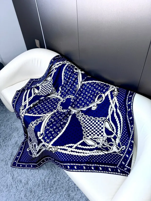 Louis Vuitton প্রিন्टেড নেভি এবং সাদা সিল্ক স্কার্ফ 4