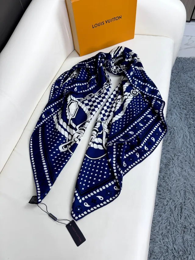 Louis Vuitton প্রিন्टেড নেভি এবং সাদা সিল্ক স্কার্ফ 9