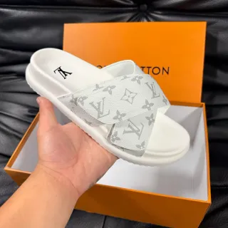 路易威登 Run Away Slide 白色和灰色 Monogram 拖鞋