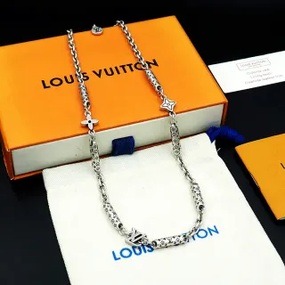 Louis Vuitton রুপালি ধাতু মোনোগ্রাম-খোদাই করা বৃত্তাকার লিঙ্ক হার