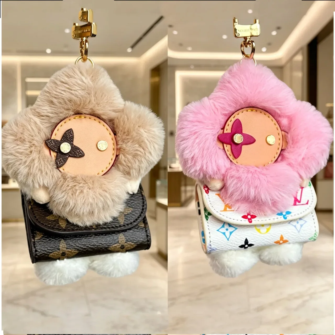 Bolsa Louis Vuitton Vivienne Rosa Bege Floral Plush Charm Borda de Pêlo Sintético 2