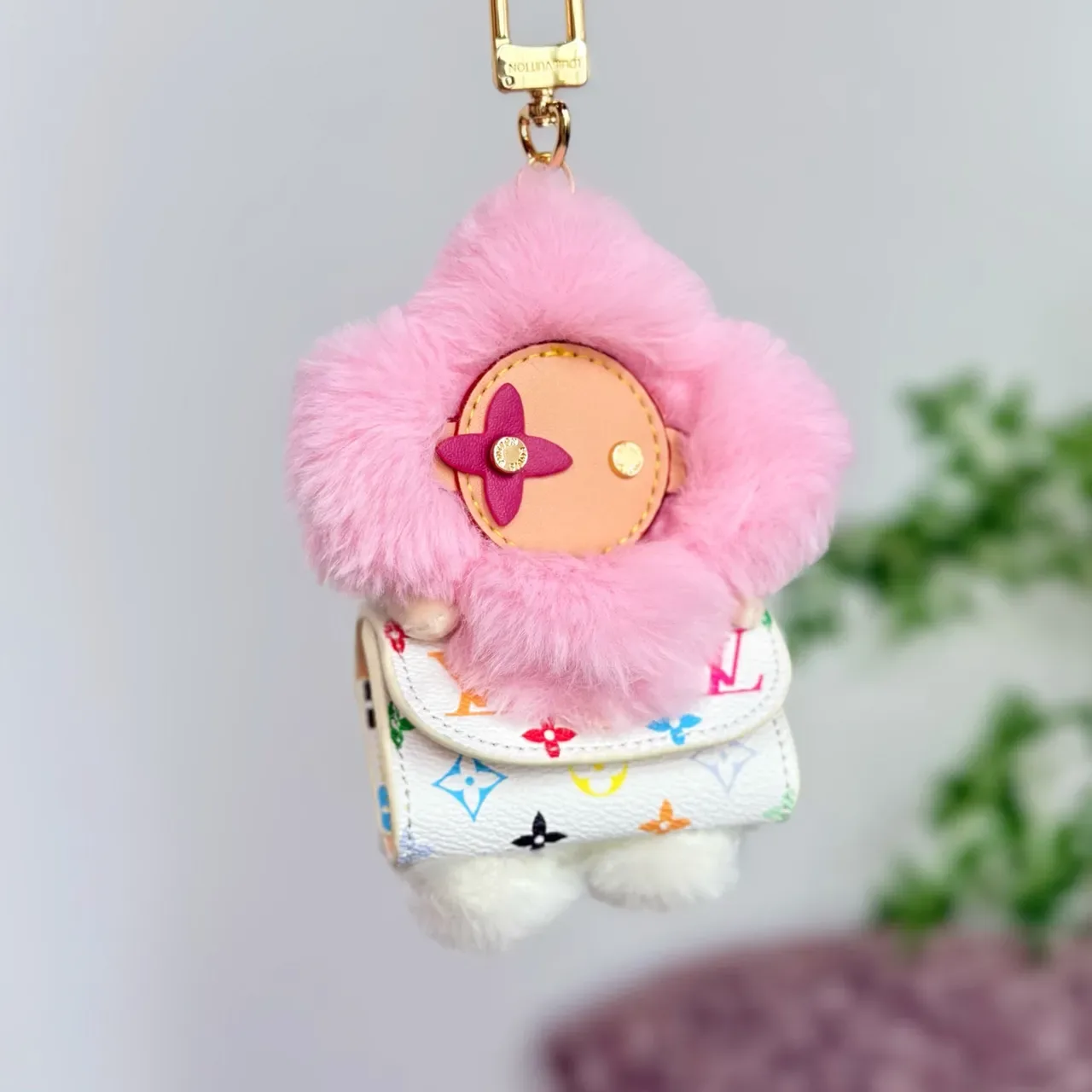 Bolsa Louis Vuitton Vivienne Rosa Bege Floral Plush Charm Borda de Pêlo Sintético 4