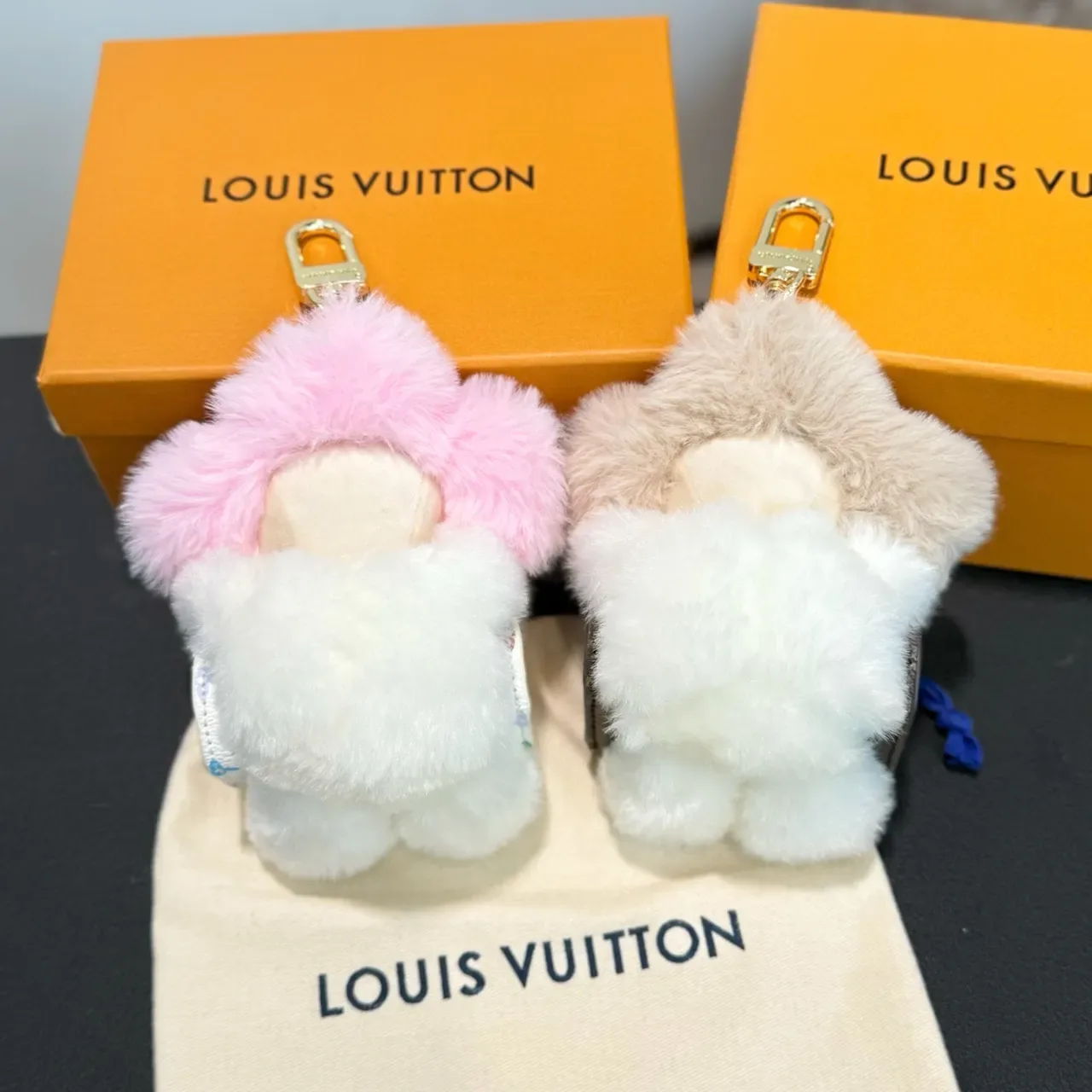 Bolsa Louis Vuitton Vivienne Rosa Bege Floral Plush Charm Borda de Pêlo Sintético 14