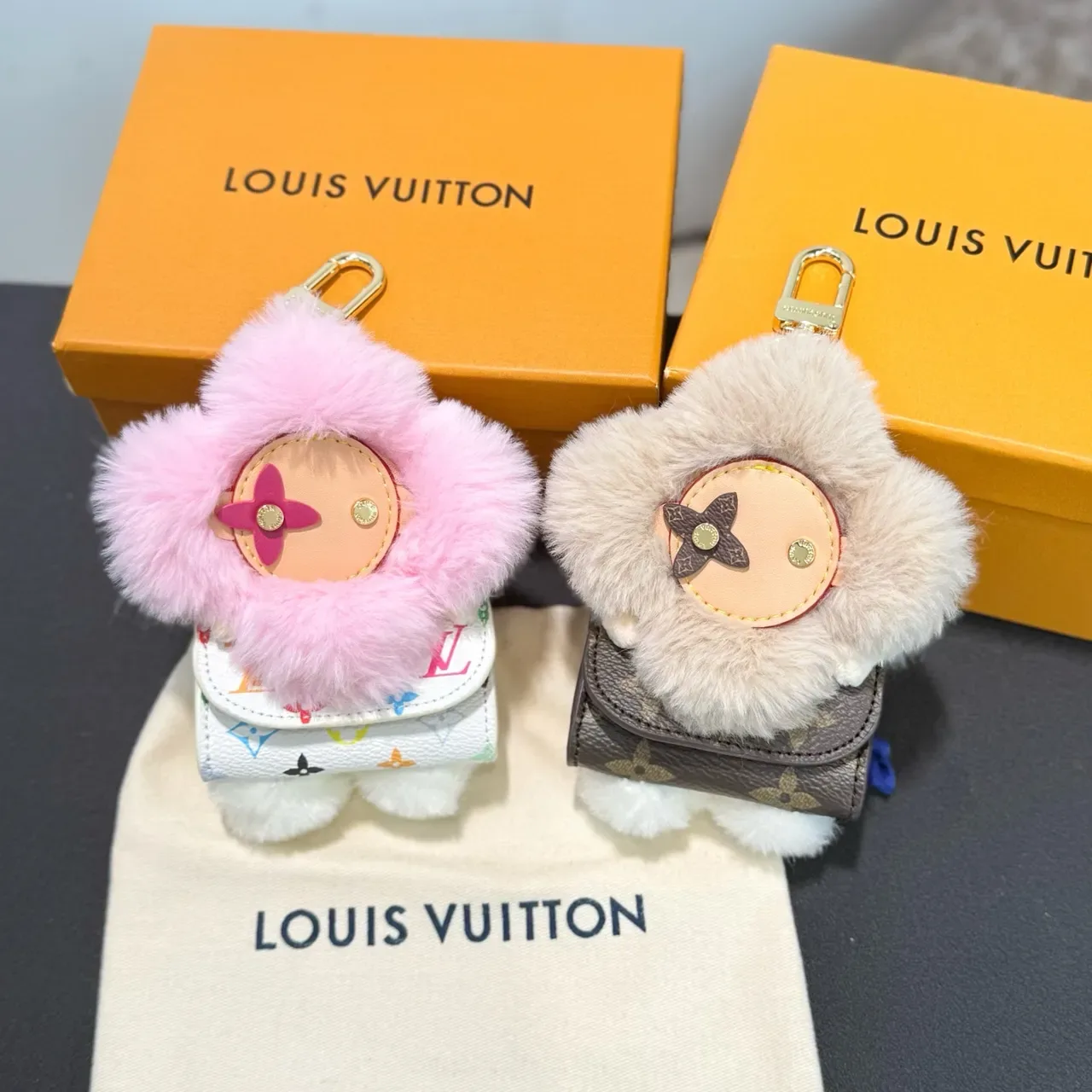 Bolsa Louis Vuitton Vivienne Rosa Bege Floral Plush Charm Borda de Pêlo Sintético 15