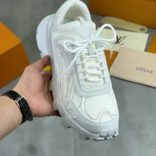 Louis Vuitton Tênis Lifestyle Branco Monocromático com sobreposições de ondas esculpidas