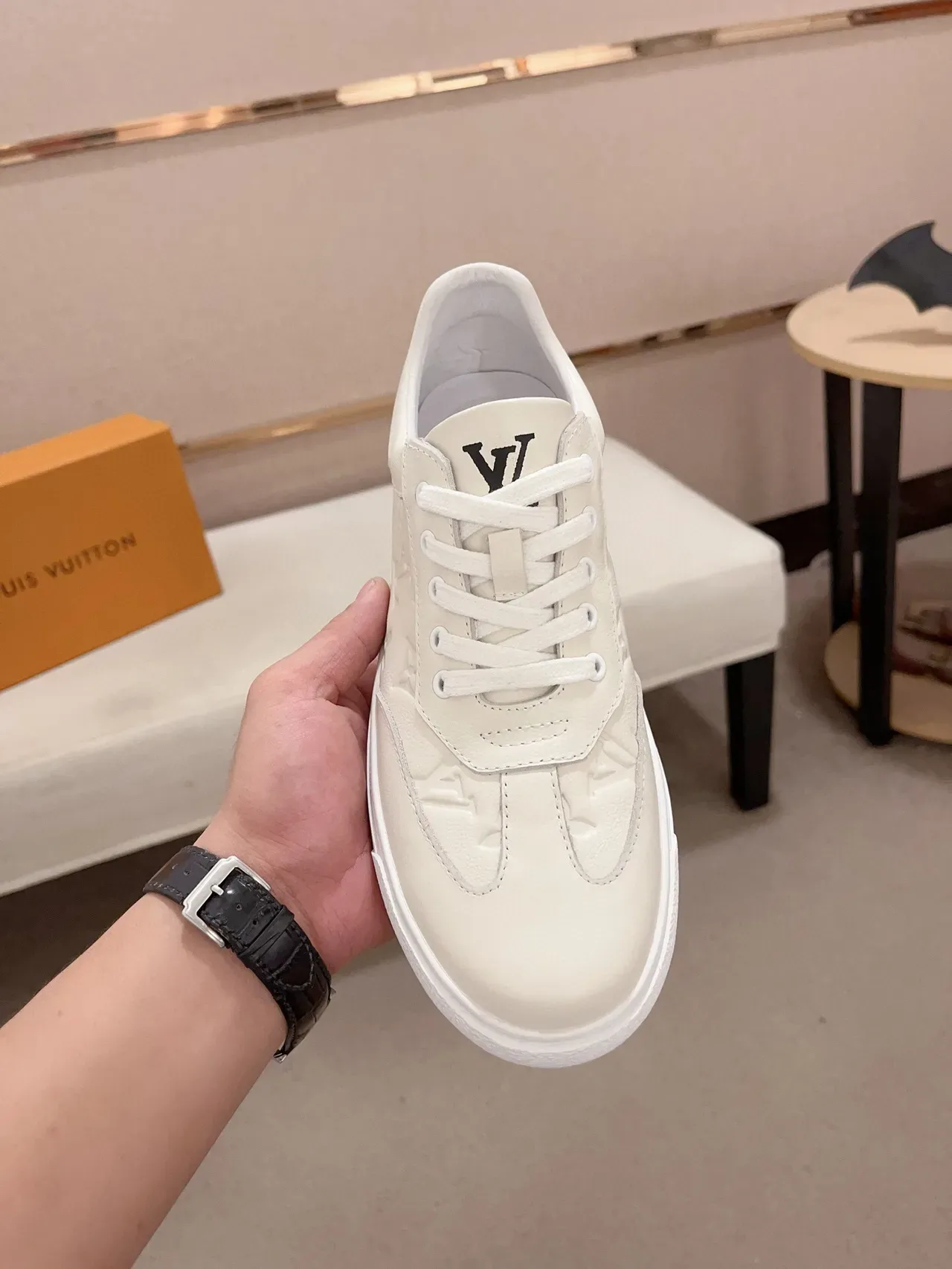 Louis Vuitton Sneakers Lifestyle en Cuir Blanc Monogram Embossed Low-Top 2