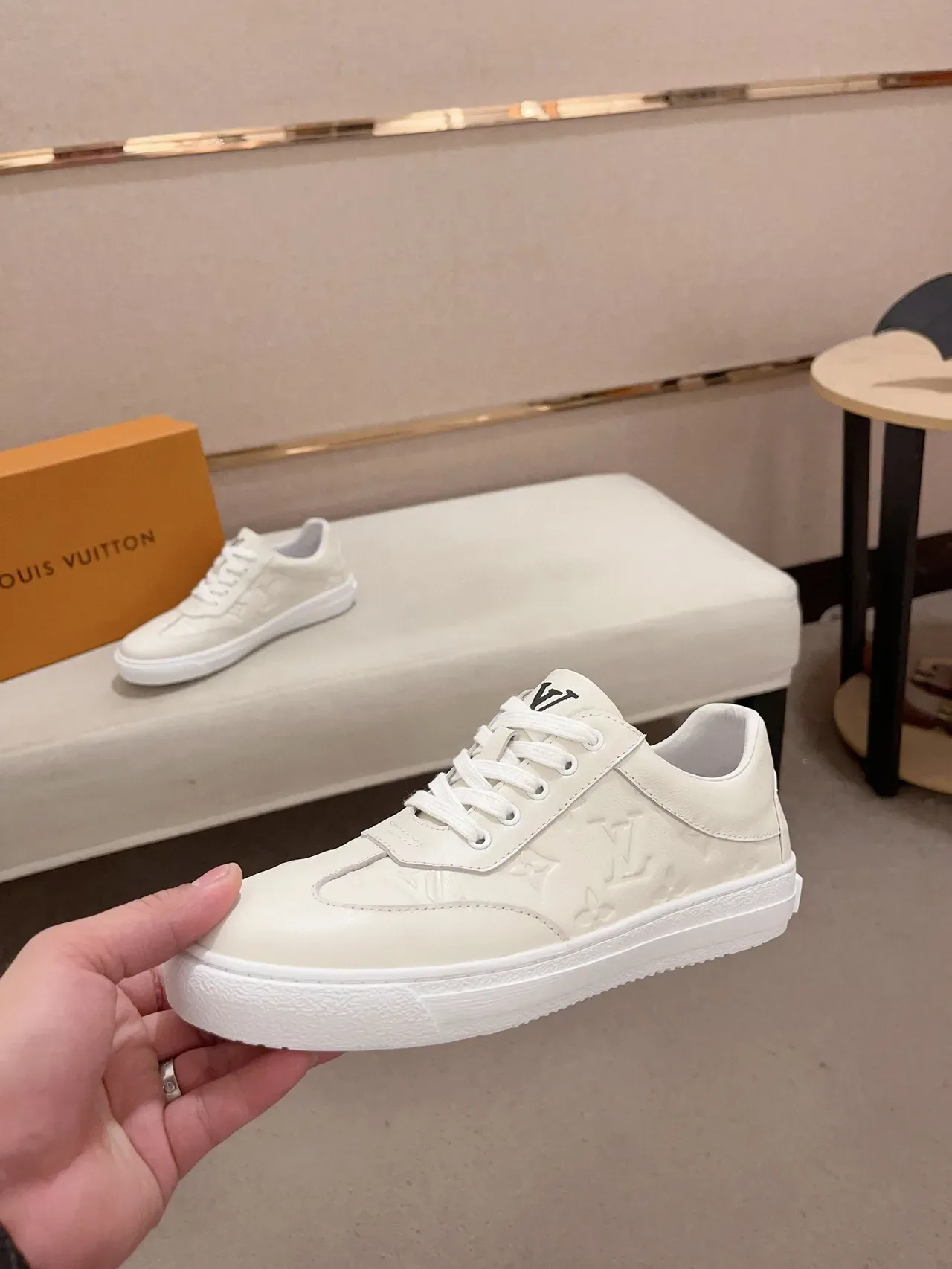 Louis Vuitton Sneakers Lifestyle en Cuir Blanc Monogram Embossed Low-Top 3