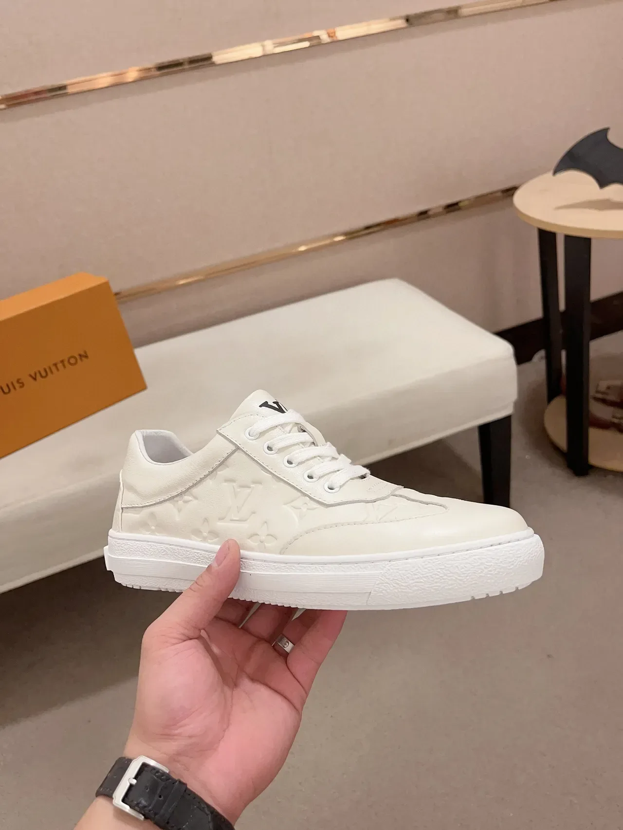 Louis Vuitton Sneakers Lifestyle en Cuir Blanc Monogram Embossed Low-Top 4