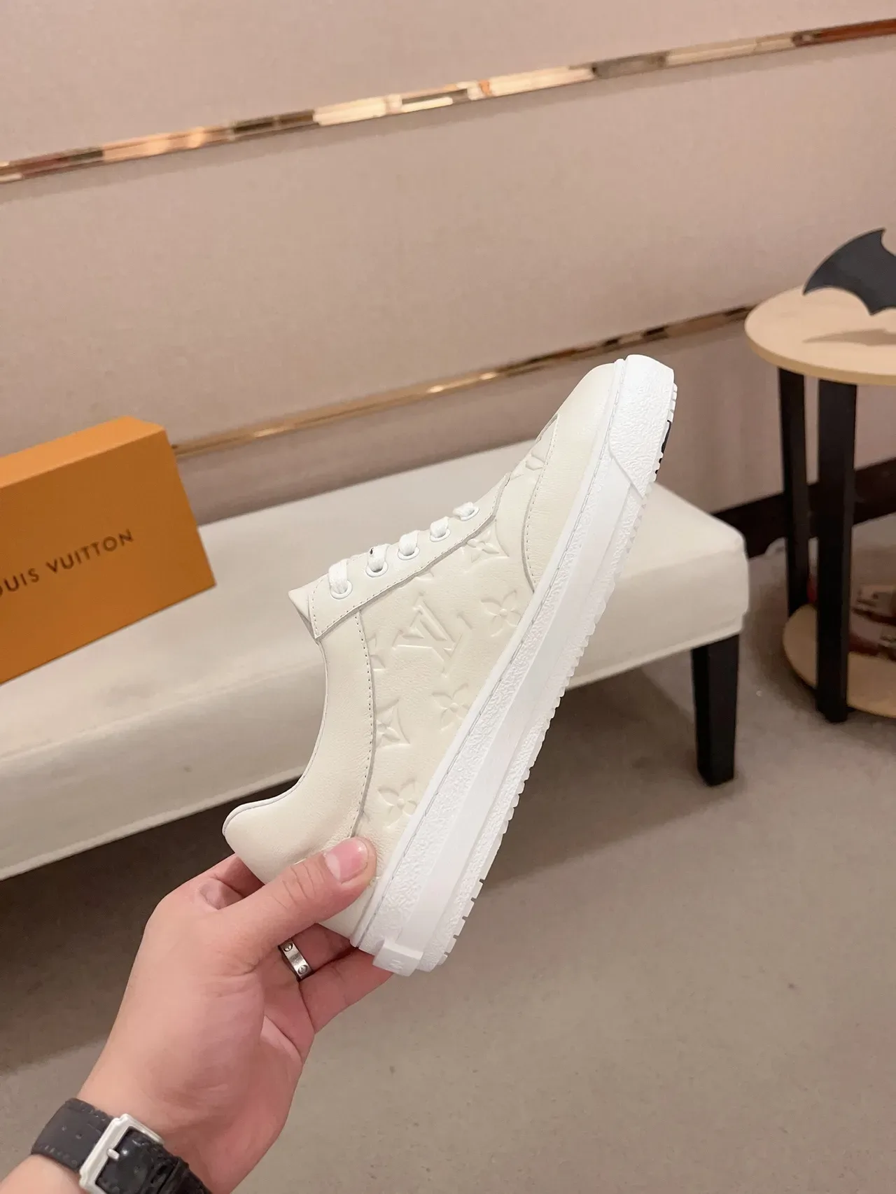 Louis Vuitton Sneakers Lifestyle en Cuir Blanc Monogram Embossed Low-Top 5