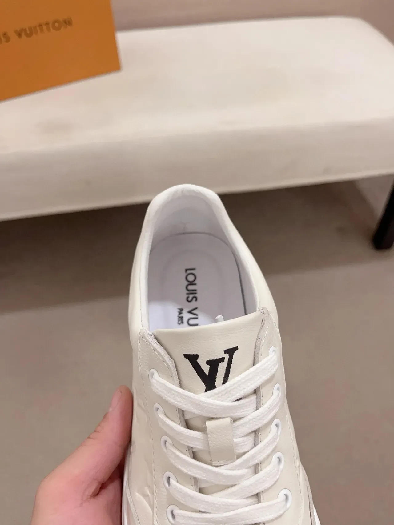 Louis Vuitton Sneakers Lifestyle en Cuir Blanc Monogram Embossed Low-Top 6
