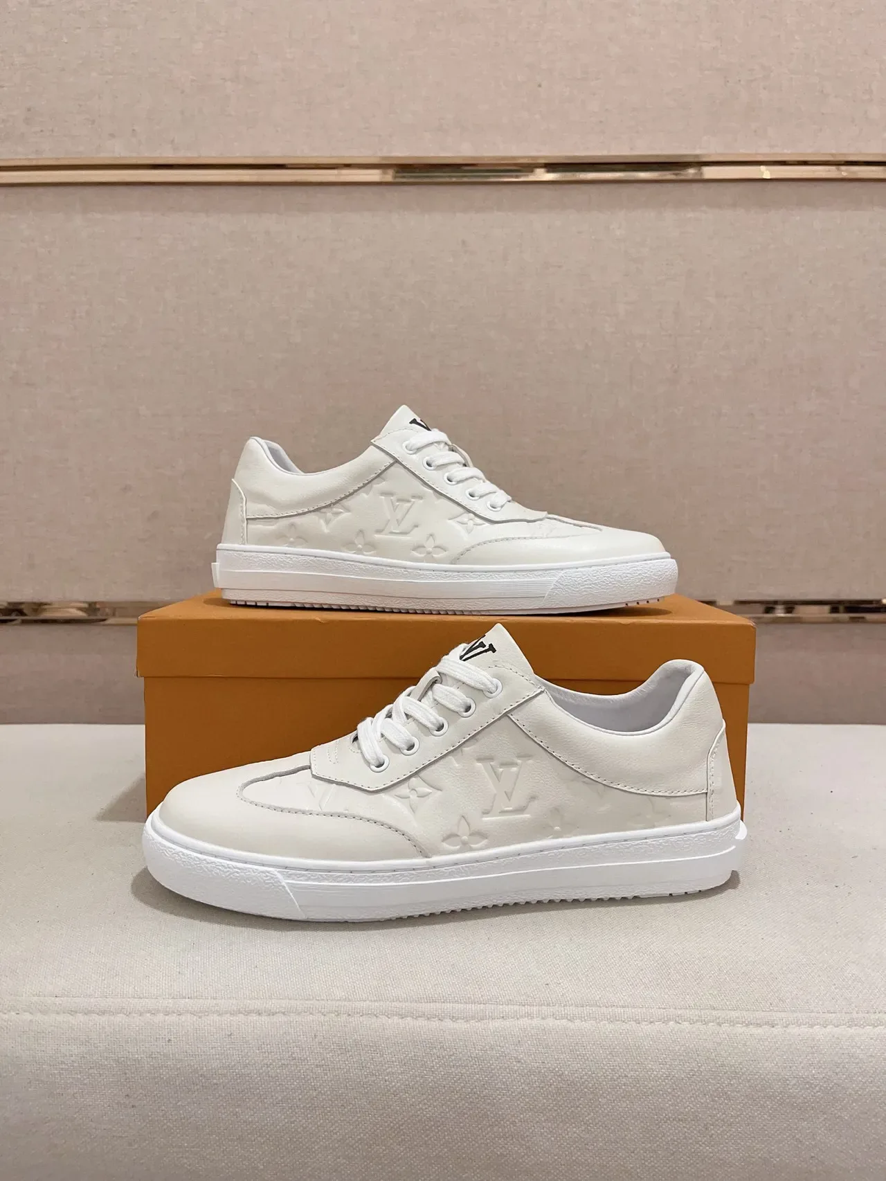 Louis Vuitton Sneakers Lifestyle en Cuir Blanc Monogram Embossed Low-Top 7