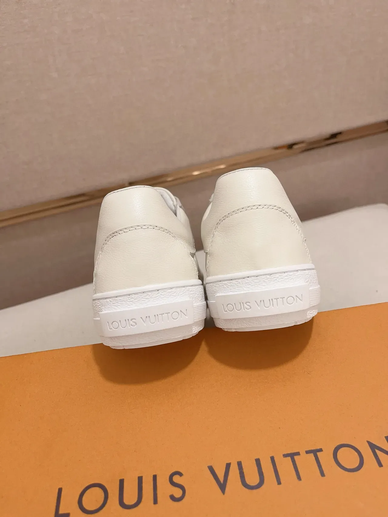 Louis Vuitton Sneakers Lifestyle en Cuir Blanc Monogram Embossed Low-Top 8