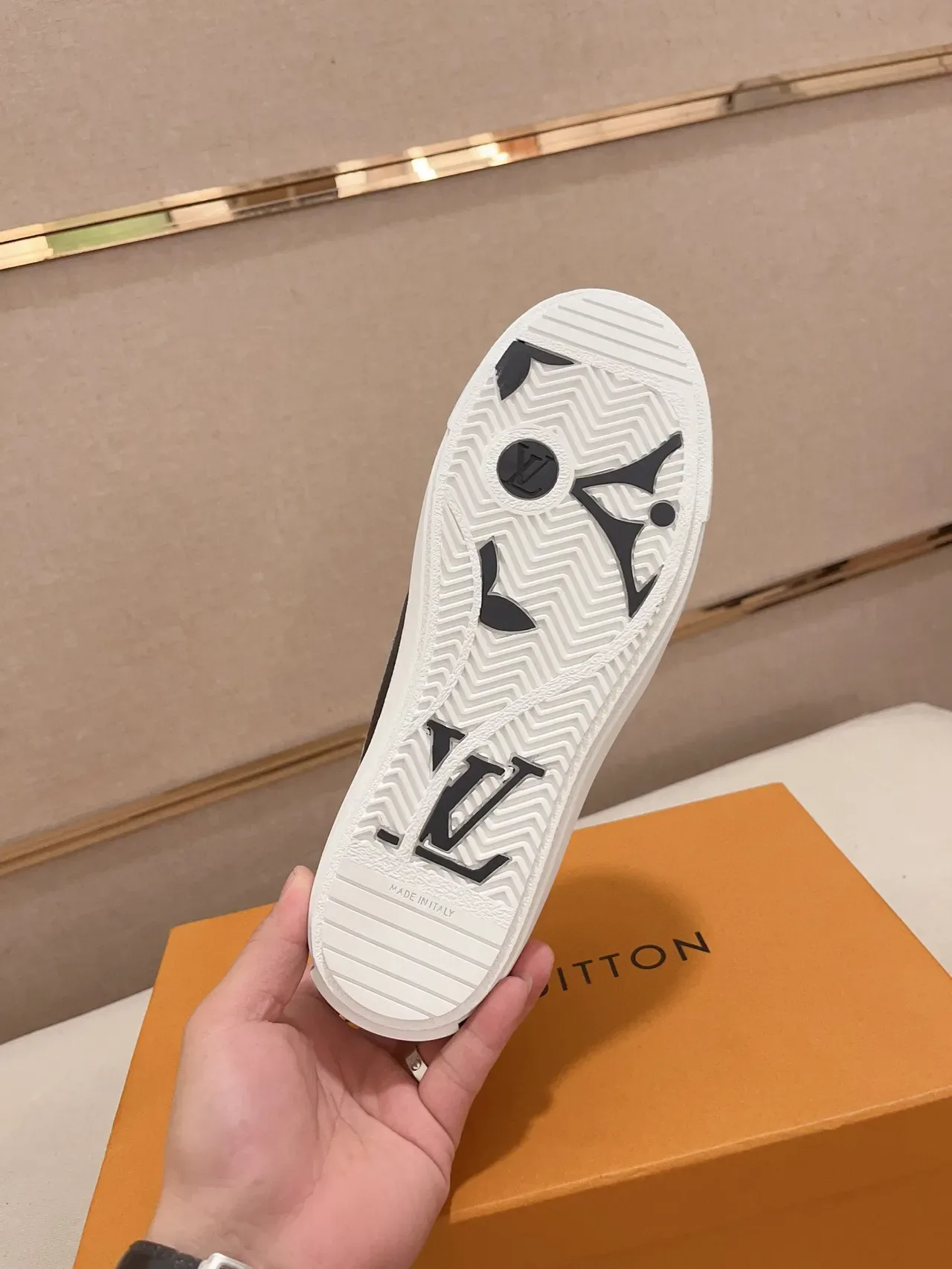 Louis Vuitton Sneakers Lifestyle en Cuir Blanc Monogram Embossed Low-Top 9