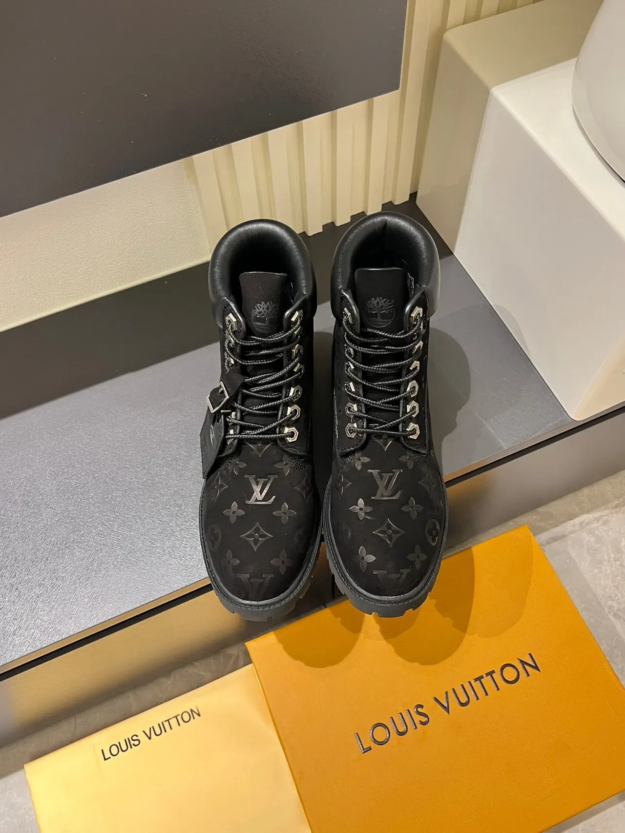 Louis Vuitton x Timberland Premium 6 इंच Monogram काला वर्क बूट्स 2