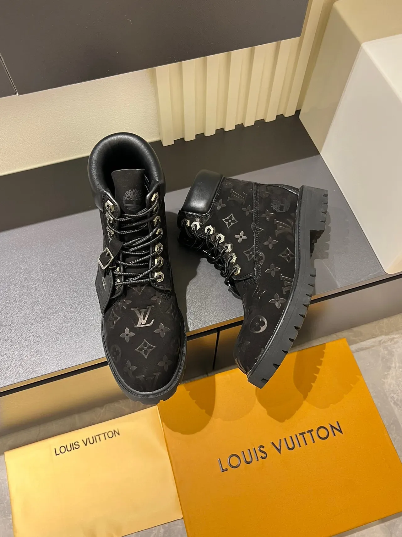 Louis Vuitton x Timberland Premium 6 इंच Monogram काला वर्क बूट्स 4