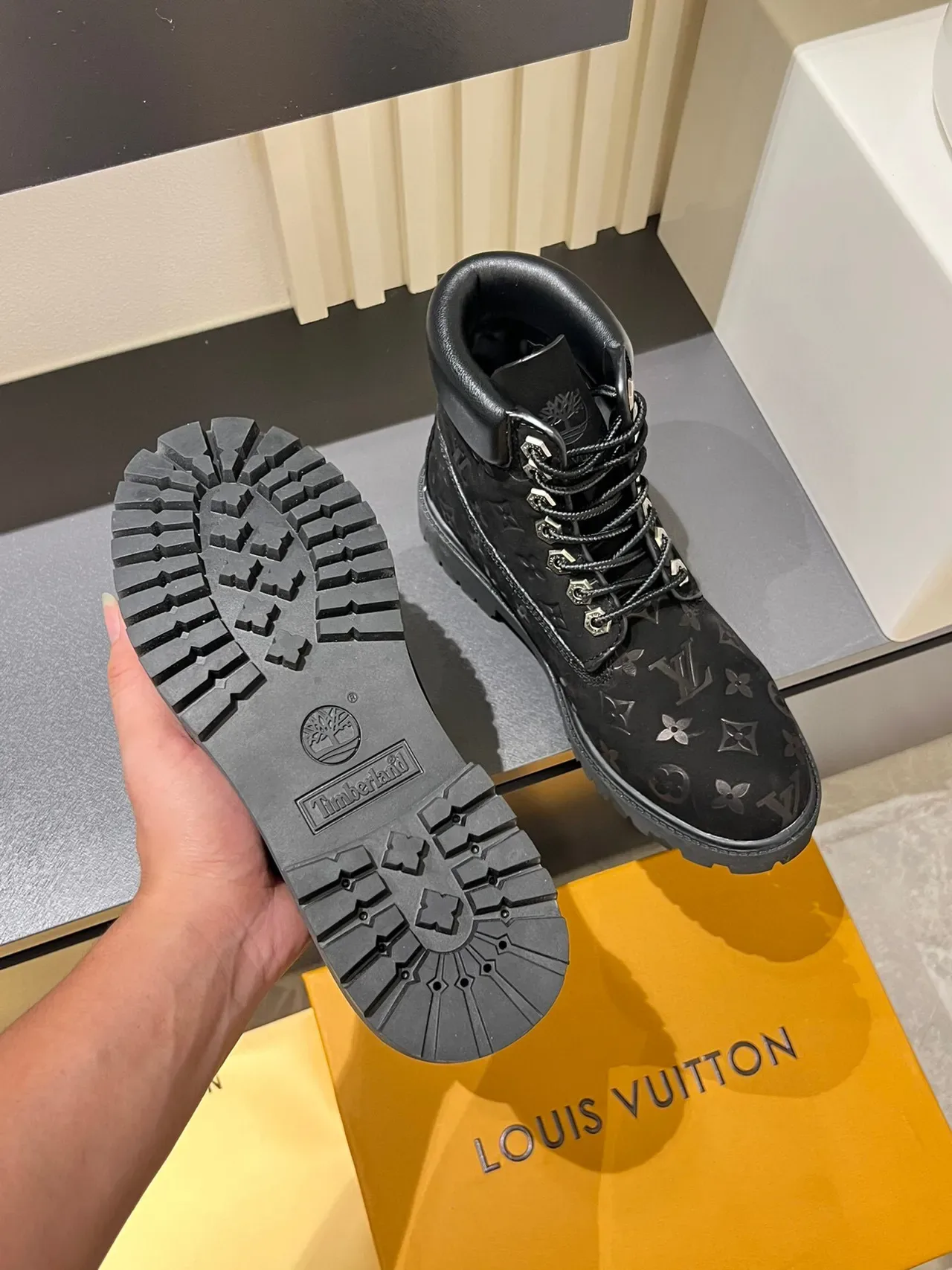 Louis Vuitton x Timberland Premium 6 इंच Monogram काला वर्क बूट्स 7