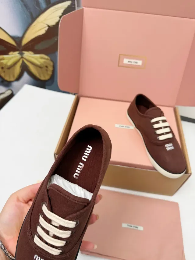 Miu Miu Marrom Bege Low-Top Sapatos de Lona 2