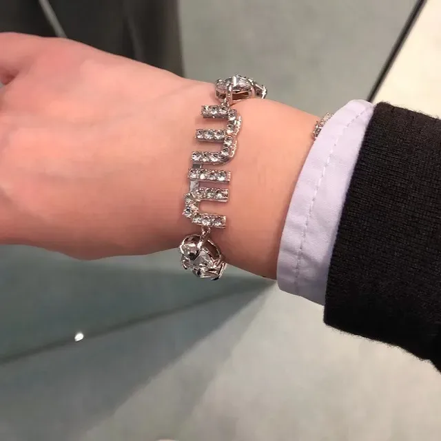 Miu Miu Pulsera con Logo de Cristal en Metal Plateado 3