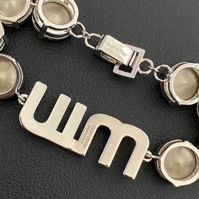 Miu Miu Pulsera con Logo de Cristal en Metal Plateado 4