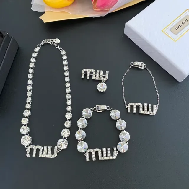 Miu Miu Pulsera con Logo de Cristal en Metal Plateado 6