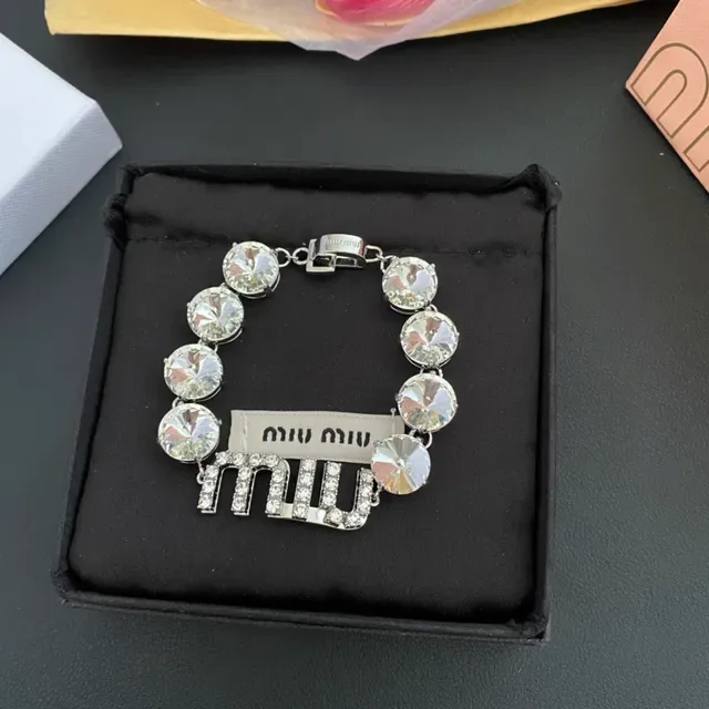 Miu Miu Pulsera con Logo de Cristal en Metal Plateado 7