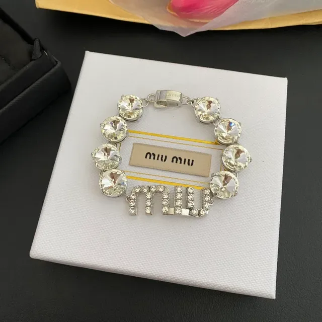 Miu Miu Pulsera con Logo de Cristal en Metal Plateado 8
