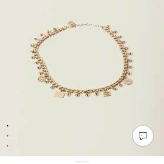 Miu Miu Logo-Charm मालाओं से सज्जित बहु श्रृंखला सोने का हार