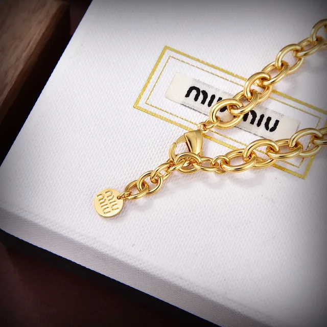 Miu Miu Placa Logo Cadena Gruesa Pulsera de Oro 3