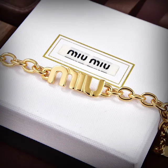 Miu Miu Placa Logo Cadena Gruesa Pulsera de Oro 4