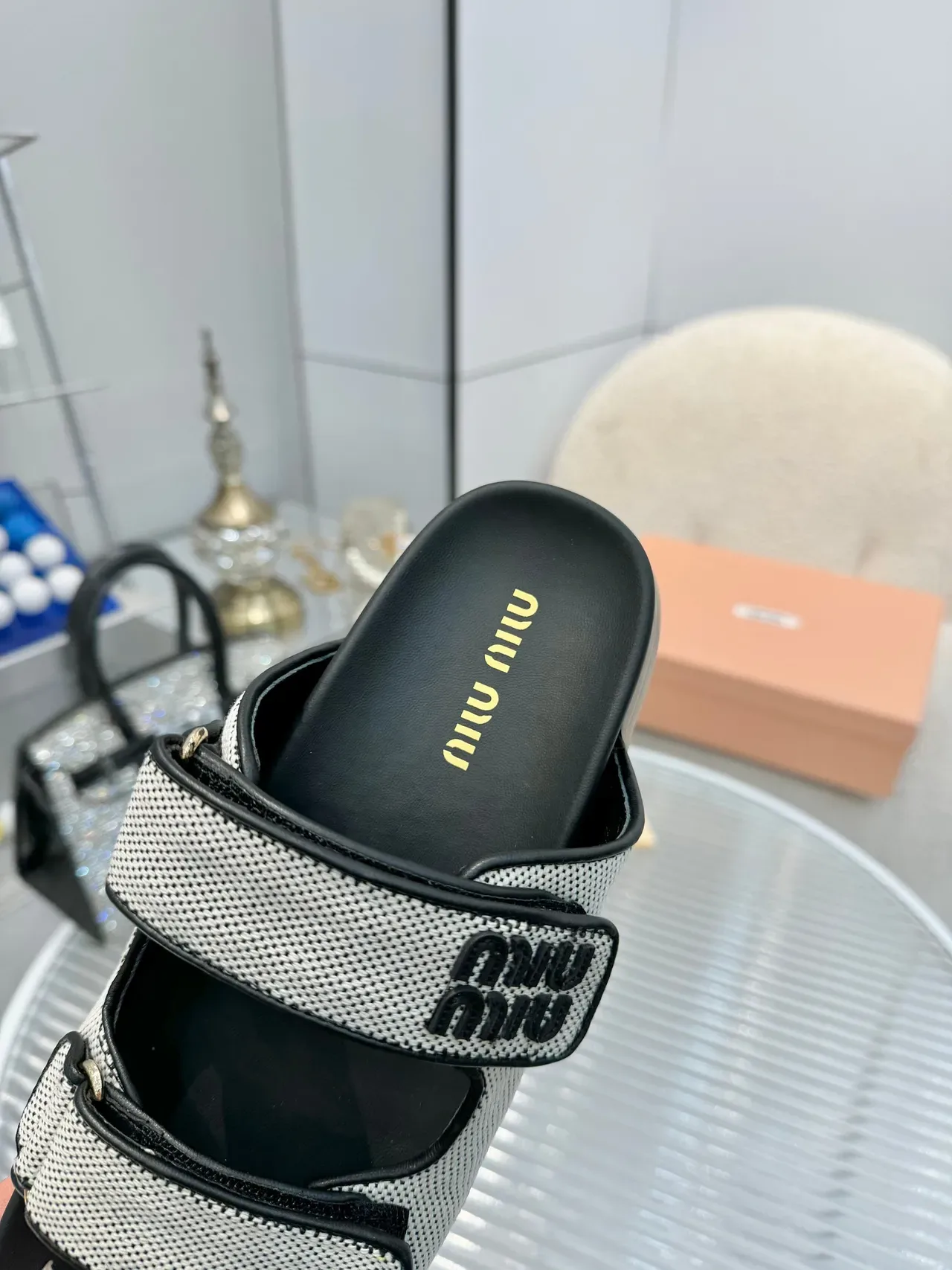 Miu Miu Wander दो पट्टियों वाला बुना हुआ जाली चप्पल 2