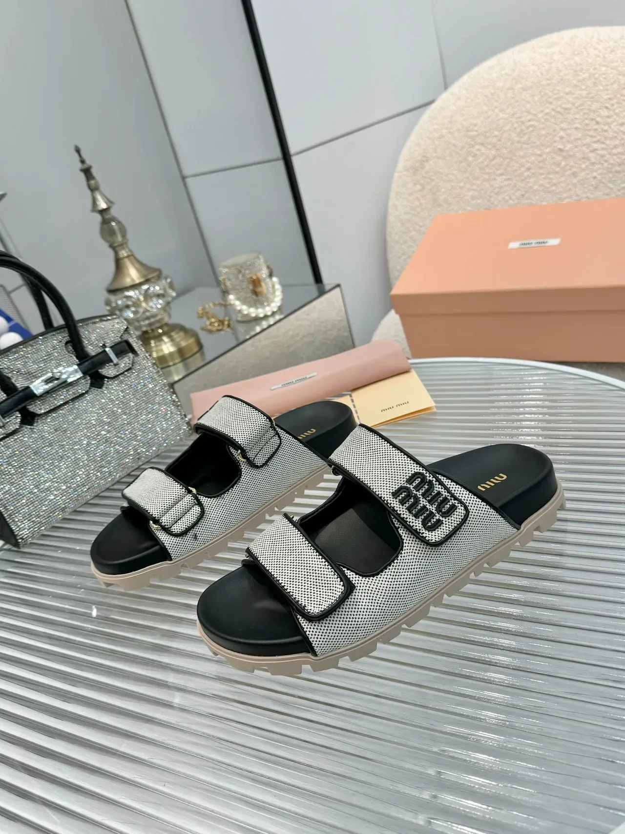 Miu Miu Wander दो पट्टियों वाला बुना हुआ जाली चप्पल 3