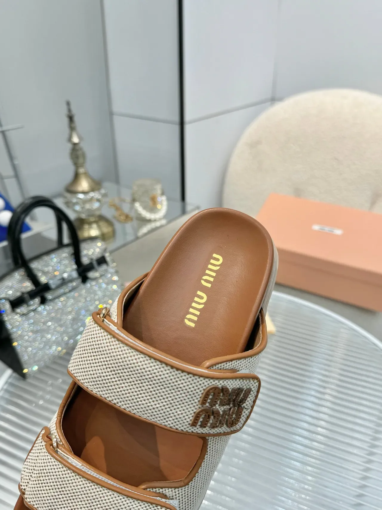 Miu Miu Wander दो पट्टियों वाला बुना हुआ जाली चप्पल 5