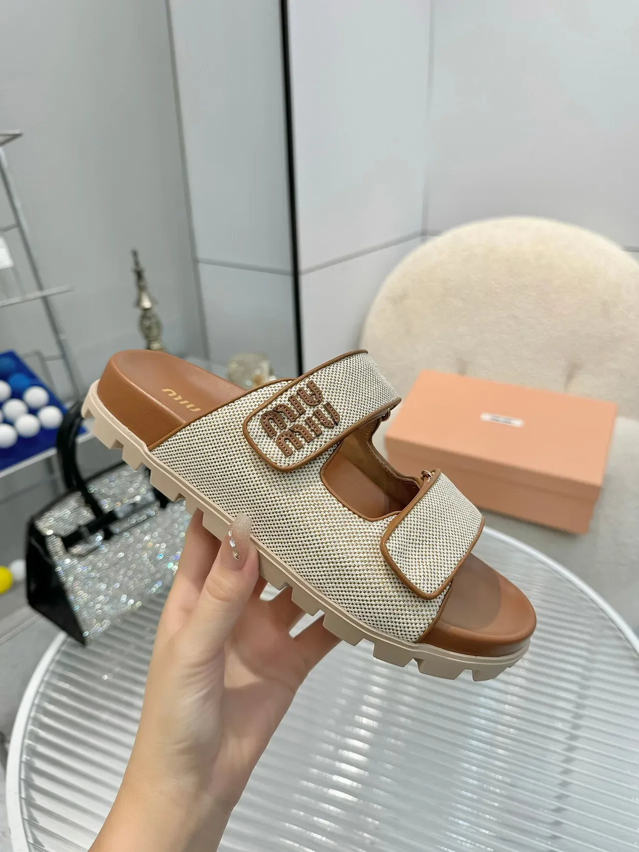 Miu Miu Wander दो पट्टियों वाला बुना हुआ जाली चप्पल 7