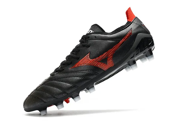 Mizuno काला लाल क्विल्टेड लेदर अपर लो-कट एंगल फर्म-ग्राउंड सोकर जूते 10
