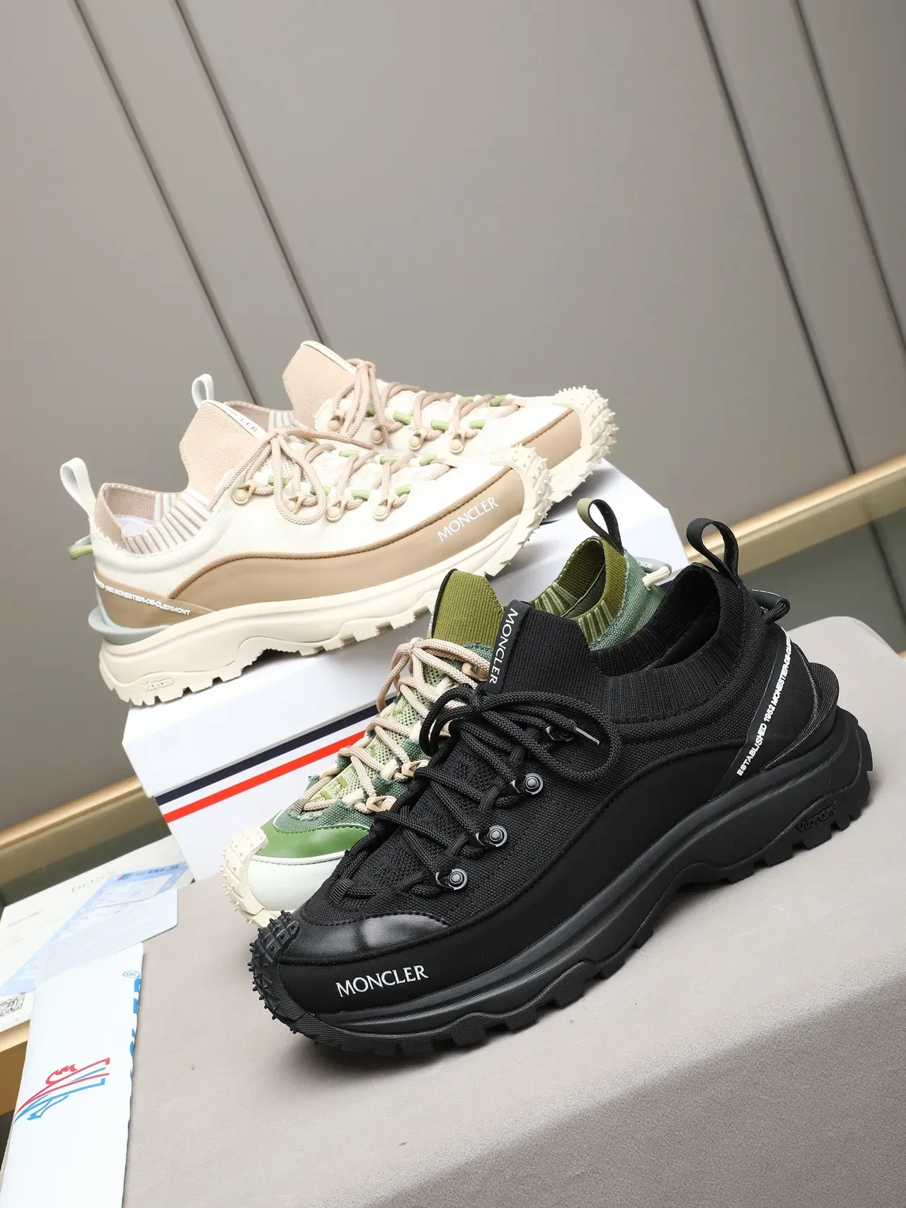 Moncler Chaussures Beige Blanc Col Tricot Type Chaussette Vibram® Suela à Crampons Sneakers Lifestyle 2