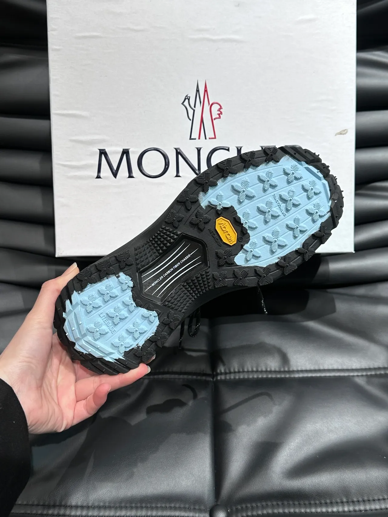 Moncler Tênis Negros Inspirados no Hiking Painéis de Malha Chunky Sneakers 2